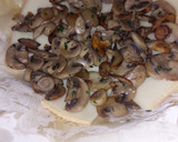 Foto del paso 3 de la receta: Tarta crujiente de champiñones y quesos