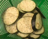 Foto del paso 1 de la receta: Berenjenas y tomates asados con AOVE 🍆 🍅 (vegano)