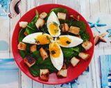 Pas rețetă Salată de spanac cu ou și crutoane 1 fotografie