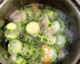 Foto langkah ke 2 dari resep Sayur Bening Oyong dan Wortel.