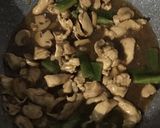 Foto langkah ke 3 dari resep Tumis Ayam Jamur Paprika.