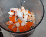 Foto del paso 2 de la receta: Huevos rellenos de langostinos y surimi
