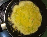 Foto langkah ke 5 dari resep Telur dadar tebal.