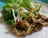 Hình bước làm 4 của món Nấm bào ngư xào cuốn bánh tráng rau sống