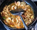 รูปขั้นตอนการทำที่ 2 ของ กุ้งไก่ผัดเผ็ดขิง