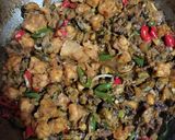 Foto langkah ke 5 dari resep Kerang kecap cabe hijau ale.