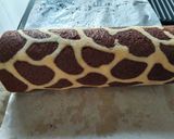 Foto langkah ke 9 dari resep Giraffe Swiss Roll Cake.