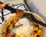 Hình bước làm 6 của món Mì shirataki xào đậu hủ rau củ và sốt đậu phọng cay