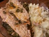 Trucha a la manteca con alcaparras y puré de papas 