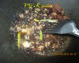 A picture of step 2 of Meat in Black Gravy (RAWON).