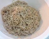 Hình bước làm 2 của món Mì gạo lứt xào tôm mực
