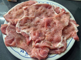 Chuletas de cerdo con salsa de champiñones y crujiente de bacon