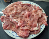 Foto del paso 4 de la receta: Chuletas de cerdo con salsa de champiñones y crujiente de bacon