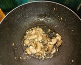 Foto langkah ke 2 dari resep 125. Indomie spicy aglio olio with mushroom.