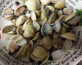 A picture of step 4 of Spaguetti Alle Vongole.
