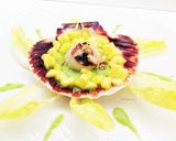 Foto del passaggio 3 della ricetta Capasanta con crema di lattuga, mango e fiocchi di sale nero