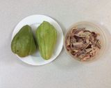 Hình bước làm 1 của món Su su xào lòng gà