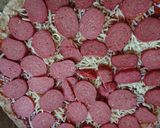 صورة لخطوة 3 من وصفة بيتزا 🍕 السجق 😋😋