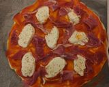 Foto del paso 3 de la receta: Pizza casera de mozzarella di búfala jamón y pesto
