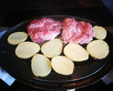 Foto del paso 1 de la receta: Contramuslo de pollo con patatas y ensalada - muy fácil