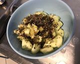 Une image de l'étape 4 de Salade de tomates au concombre Noa mariné algues et huile de pépins de courge.