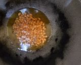 Foto langkah ke 3 dari resep Popcorn manis sederhana.