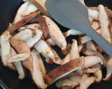 Foto del paso 3 de la receta: Guiso de patatas con setas shiitake y jamón
