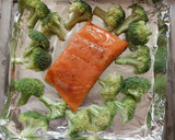 Foto del paso 2 de la receta: Salmón con tomate deshidratado y brócoli