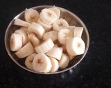 A picture of step 2 of Banana dates smoothy.