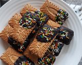 A picture of step 4 of Revamped chocolate dip biscuits.