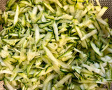 Foto del paso 2 de la receta: Tortilla de calabacín 🥚🥒