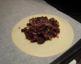 Foto del paso 6 de la receta: Empanadillas de morcilla y pera con salsa de piquillos