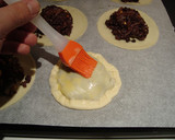 Foto del paso 7 de la receta: Empanadillas de morcilla y pera con salsa de piquillos