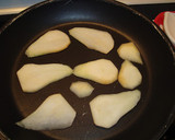 Foto del paso 2 de la receta: Empanadillas de morcilla y pera con salsa de piquillos