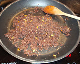 Foto del paso 4 de la receta: Empanadillas de morcilla y pera con salsa de piquillos