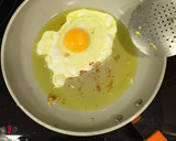Foto del paso 5 de la receta: Tostada con huevo frito