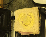 Foto del paso 4 de la receta: Tostada con huevo frito