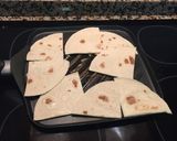 Foto del paso 3 de la receta: Quesadillas de salmón 