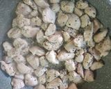 Tejszínes csirkeragu uborkával és gombával recept fázis 1 fotója