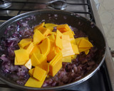 Foto del paso 4 de la receta: Pechugas envueltas acompañadas de papas rellenas