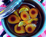 Foto del paso 7 de la receta: Peras en almíbar de fresas y agua de rosas