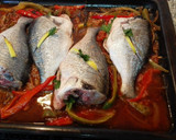Foto del paso 4 de la receta: Dorada al horno con encebollado y mojo canario rojo