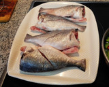 Foto del paso 1 de la receta: Dorada al horno con encebollado y mojo canario rojo