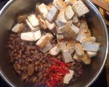 Foto langkah ke 2 dari resep Sayur tahu kacang tolo masak kuah kuning.