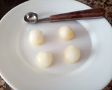 Foto del paso 5 de la receta: Copa o chupito de crema de melón con jamón, bola de melón y pétalo de fresa