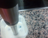 Foto del paso 2 de la receta: Batido de arándanos y frambueasa con leche kefirada