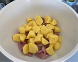 Foto del paso 1 de la receta: Chicken Dum Aloo Masala (चिकन दम आलू मसाला)