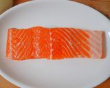 Foto langkah ke 1 dari resep Salmon With Lemon Flavour Creamy Sauce.