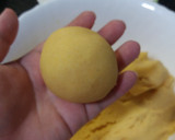 Foto del paso 3 de la receta: Arepas (Tortilla de arina de maiz) a mi manera