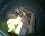 Foto langkah ke 2 dari resep Brownies Panggang Imut Isi Keju.